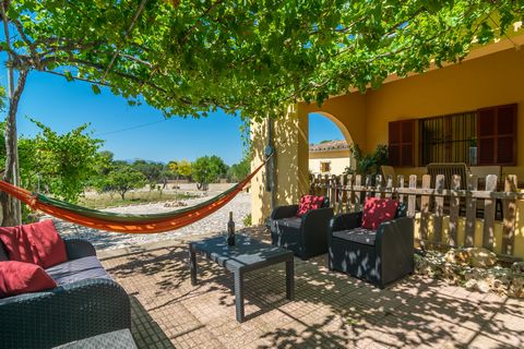 Welcome to this beautiful country house for 3 people located in a rural setting in Algaida. The exteriors ensure the rest we deserve on these holidays. The terrace under the vineyard is perfect for a drink at sunset and, next to it the porch where yo...