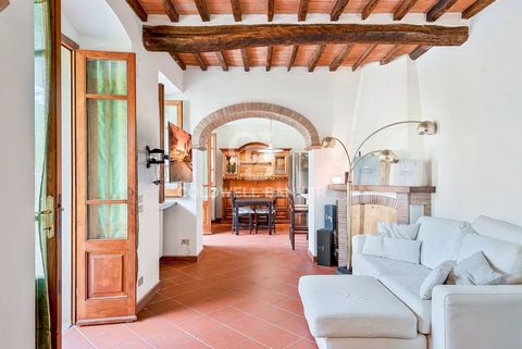 Villa jumelée rénovée et bien entretenue à vendre à Forte dei Marmi. La propriété est située dans une excellente position, dans un quartier calme et réservé non loin du centre et à 850 mètres de la mer. Au rez-de-chaussée, nous trouvons la cuisine sp...