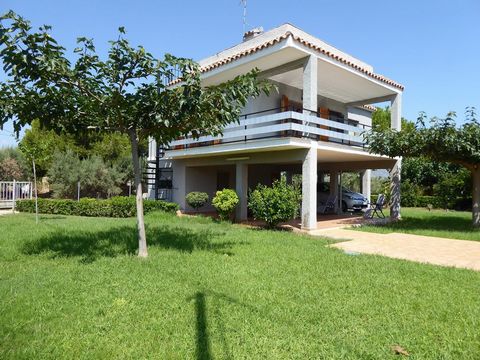 This is a fabulous opportunity to buy one of the most interesting properties in the Cap y Cporp area, it is a large and private villa just 200 meters from the beach. You enter the property through the shared access gates for 4 villas, from the street...