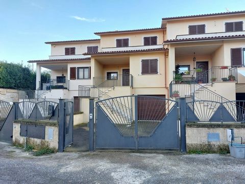 This elegant and modern terraced house is located in the municipality of Civitella d'Agliano, in a quiet and residential area. Built in 2014, it is in impeccable condition, ready to be inhabited by the new buyer. The property is spread over three lev...