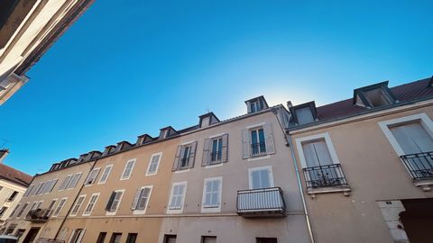 Exclusively, within the EXPERTIMO agency of AVALLON, F4 type apartment of approximately 77.49 square meters, located Residence of the Chapeau Rouge in AVALLON at the price of 109 000 € F.A.I. Located on the second floor of the building, in the heart ...