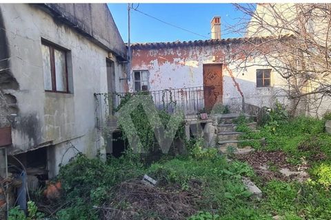 Country house to recover in the village of Chão do Galego, belonging to the parish of Montes da Senhora and municipality of Proença-a-Nova. Nearby settlements are Catraia Summit and Rabacinas. Chão do Galego is located at the base of the Serra das Ta...