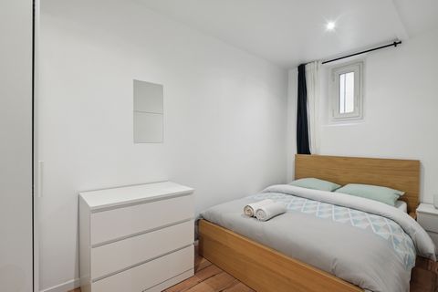 Enjoy this beautiful studio located 25 minutes from Paris, configured to accommodate three people. It has a double bed in the bedroom, a sofa bed in the living room and a fully equipped kitchen. Linen is provided and a 24-hour maintenance service is ...