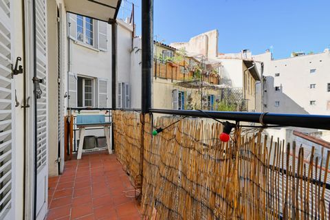 Appartement avec balcon dans un quartier animé de Marseille