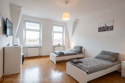 Modern, renovated and newly furnished flat with full facilities in a central location in Fürstenwalde. Close to Tesla and to Bad Saarow. Two rooms equipped with 4 beds, a 43 inch Full HD Smart TV, a kitchen with micro wave, coffee machine and a renov...