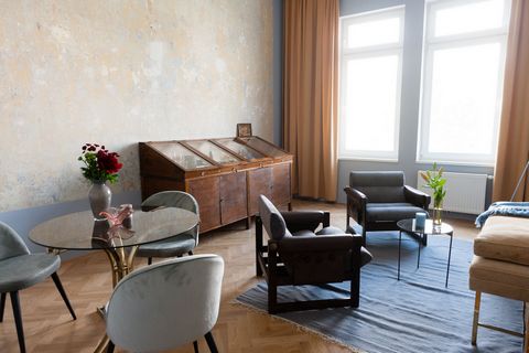 This light-flooded and quietly located apartment in Vienna's 15th district is fully furnished and equipped with everything you need. There are many green spaces in the immediate surroundings, offering lovely opportunities for relexation and outdoor a...