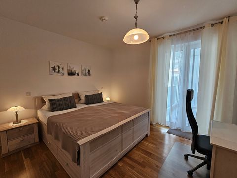 Sie werden sich direkt wohlfühlen! Diese exklusive 2,5 Zimmer-Wohnung mit Designer-Möbeln befindet sich im 2. Obergeschoss eines im Jahr 2018 errichteten Gebäude in Passivbauweise (KfW Effizienzhaus 55) im Lyoner Quartier in Frankfurt-Niederrad. Die ...