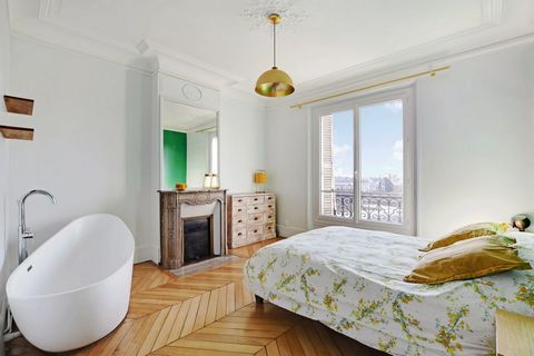 Magnifique appartement situé dans le 10e arrondissement de Paris, entouré par de nombreux commerces et moyens de transports.