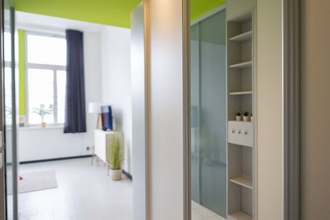 The light-flooded apartment measures about 30 square meters and has a large window front and modern design. The 1-room apartment can accommodate up to two people and is equipped with a double bed, smart TV, dining table, workplace, a fully equipped k...