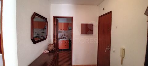 This two-bedroom apartment is located in the historic town of Silves, being a quiet region with a cozy atmosphere and several amenities close by. The apartment itself is spacious and well-lit, with a great view over the city. The living room is comfo...