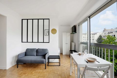 It is a 26m² studio on the 5th floor with elevator, located only 5 minutes walk from the Bois de Vincennes. It is composed of: - An open kitchen, equipped and functional: fridge, cooking plates, coffee machine, toaster, kettle etc. - A living space w...