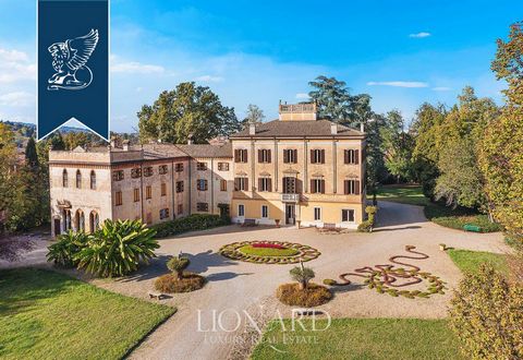Alle porte di Modena, a fianco della storica città di Maranello, si trova in vendita questa villa storica risalente al 1600 di 1.830 mq, costituita da due edifici adiacenti - la villa principale e il corpo laterale - ed incastonata in un parco privat...
