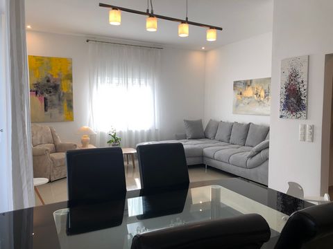 This amazing apartment, ideal for families, has been carefully renovated and has a large terrace with furniture, parking for 2 cars and a rose garden. The modern style apartment is located in a quiet residential area near Frankfurt Airport. It has 2 ...
