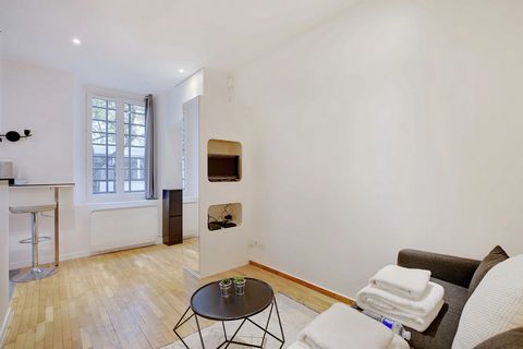 It is an 18m² studio located on the ground floor, only 5 minutes walk from the Place de la Bastille! You will be able to take advantage of the various trade of proximity. It is composed of: - An open kitchen equipped and functional: fridge, stove, co...