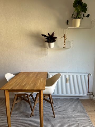 This flat is located 2 Minutes away from U-Bahn Station Bad Homburg Ober-Eschbach which travels every 5-10 minutes to Frankfurt City Centrum. There is also S-Bahn train in Bad Homburg which takes 20 minutes to Frankfurt central station. There is a wa...