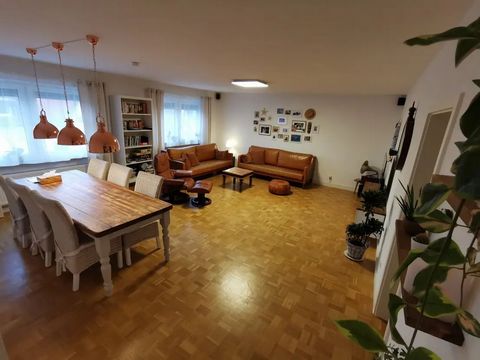 This bright and well-kept 3-room apartment on the 2nd floor of an apartment building impresses with its clear room layout and large living area.