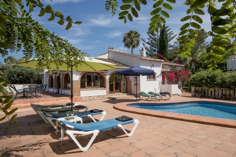 Grande villa classique avec piscine privée à Javea, Costa Blanca, Espagne pour 10 personnes. La maison de vacances est située dans une région balnéaire et résidentielle. La villa a 5 chambres à coucher, 5 salles de bain et 1 toilette pour les invités...
