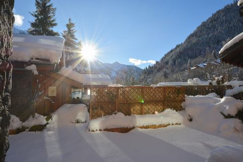 Quiet location and 5 minutes by shuttle from the village centre and the ski slopes. Beautiful duplex apartment offering 130 m2 of living space, sleeps 8-10; Large terrace, 2 cellars and annexes. Renovated in 2014 with quality materials, the property ...