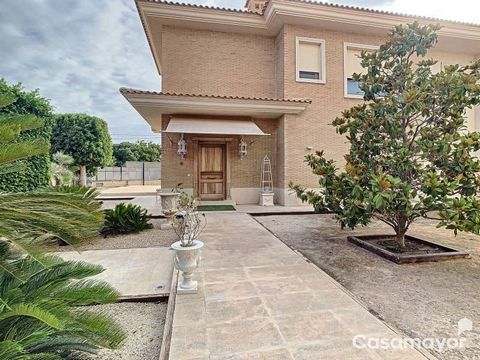 Inmobiliaria Casamayor presents this magnificent villa for sale in Muchamiel which has a 923m2 plot and 480m2 of housing. Main doors: For your safety, the two main doors are solid, 7 cm thick and have high-security locks, with anchors to the floor, c...
