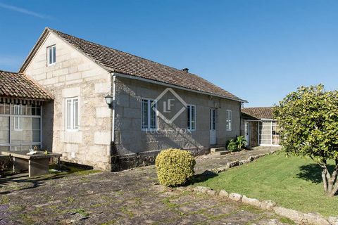 This is a beautiful stone house located in a quiet and secluded area of Tomiño just a few steps away from the river Minho, and surrounded by nature. The property has a flat, carefully landscaped plot with a perimeter clearly defined by a surrounding ...