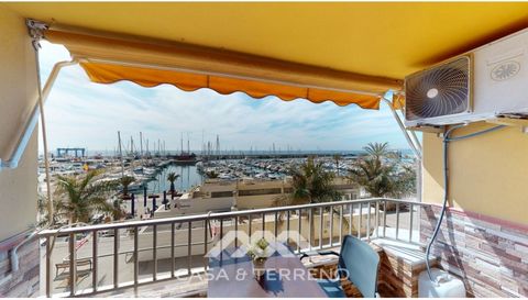 Ce bel appartement est situé en première ligne du port de Caleta de Vélez, l'un des quartiers les plus exclusifs et les plus demandés. La propriété est composée de 2 chambres, 2 salles de bains, un salon, une cuisine, une grande terrasse et un garage...