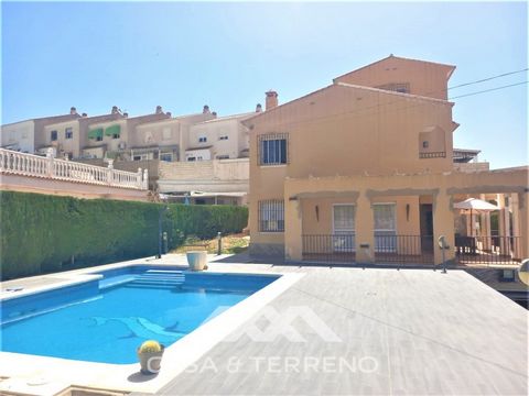 Belonging to the sought-after area of Chilches Costa in Malaga, we present this magnificent villa, located only 6 minutes walking distance to the beach and closeto restaurants, public transport and essential businesses. Just at the entrance, there is...