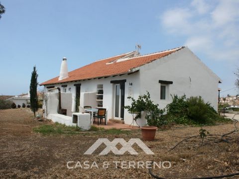Spectacular location, 250m from the center of Benajarafe and the beach, which make this spacious and bright house located on a large plot of 6.900m, and overlooking the sea and mountains, a unique opportunity. Property to reform that offers multiple ...