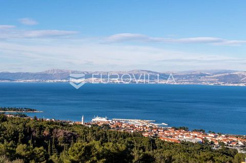Supetar FIRST ROW TO THE SEA! Attractive building plot, next to the sea, surface area 2,765m2. Well connected by all means of travel (road, sea) and with an ideal climate calendar in all seasons, this land is a unique property with great potential ri...