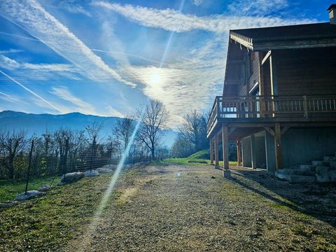 Real log chalet of 95 m2 of living space, on 1000 m2 of land. Built in 2015, this charming house will offer you a magnificent view of the Vercors. On the ground floor, you will find a carport area, a laundry room and a storeroom. Upstairs, you will b...