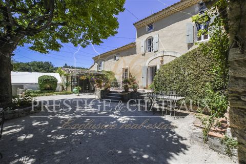 Near Grignan, in the Drôme Provençale, farmhouse of 300 m2, 3 independent gîtes, accommodation in the trees and 2 swimming pools, located on a wooded and landscaped park of 4 hectares including 2 hectares of a splendid truffle grove. Lots of characte...