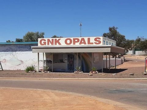MANY OPTIONS HERE - IDEAL PROPERTY FOR LARGE FAMILY OR COMPANY WITH EMPLOYEES OR BUSINESS OWNER OFFICE Front office/ showroom is ideally situated and has excellent viewing for main street of Coober Pedy HOME Bedrooms are of good size and dimensions L...