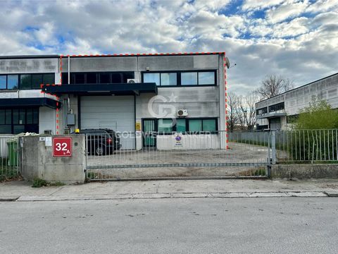 Rimini, Via Achille Grandi 32 Nella dinamica zona industriale di Viserba, è disponibile per la vendita un capannone indipendente distribuito su piano terra con una superficie di circa 490 mq e al primo piano di circa 248 mq. Questa struttura è colloc...