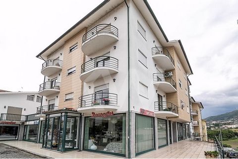Apartment with 3 fronts, lots of light and with closed individual garage. With views of the city and the Sta. Helena mountains. Building from 1994, very well maintained, good location, close to all kinds of commerce and services. Comprising a spaciou...
