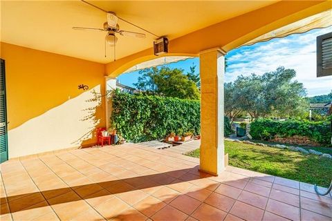 Palm. Semi-detached house with terraces, garden and communal pool in the Schools area. This wonderful townhouse has an area of approximately 180m2 and consists of a spacious living room with fireplace, fitted kitchen equipped with office, 4 double be...