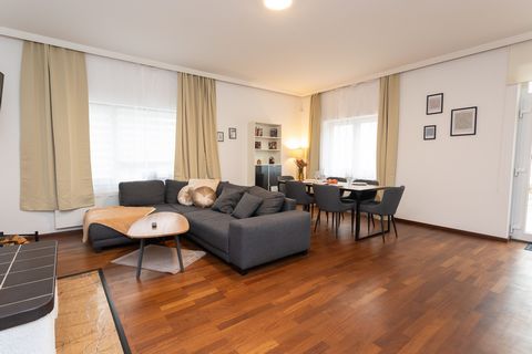 Our spacious townhouse impresses not only with its fantastic location in Gohlis-Süd, not far from the zoo and the center, but also with its stylish furnishings with a fireplace in the living room. There is space for up to 6 people - 2 bedrooms each w...