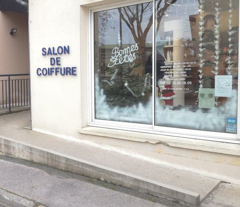 À vendre fonds de commerce d'un Salon de coiffure mixte dans le charmant village de Sarceaux, Orne, Normandie Rare opportunité d'acquérir un salon de coiffure mixte bien établi au cur de Sarceaux, un village dynamique proche d'Argentan. Idéalement si...