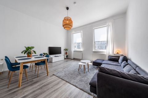 The three room apartment is located in the eastern ring area directly at the Prinzenpark. In direct walking distance to the Brunswick Castle, supermarket, pharmacy, post office are around the corner and public transport is only 1 minute away. The 80 ...