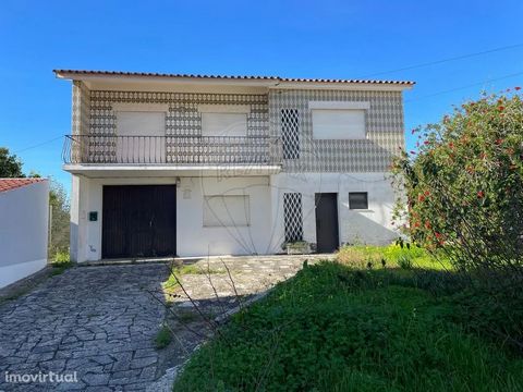   Combined villa of 5 bedroom detached house and adjoining rustic land, located in Paião, Figueira da Foz.   The villa consists of ground floor and 1st floor and is developed by:   On the ground floor: - Entrance hall and distribution corridor; - Two...