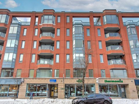 Gorgeous condo of over 1550 sq. ft. on the top floor of this magnificent project, offering an unobstructed view of Mount Royal. You will be charmed by its spacious rooms bathed in natural light thanks to its huge windows and numerous skylights. Its s...