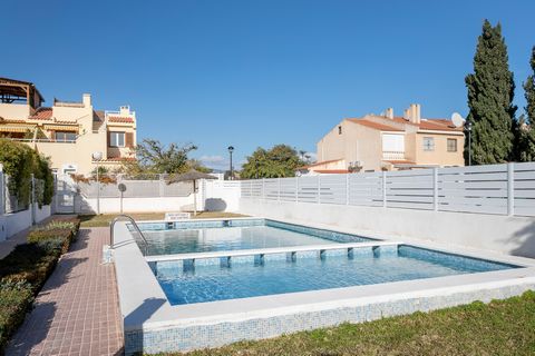 Benvenuti in questo bellissimo appartamento con piscina in comune a Sant Joan d'Alacant. Può ospitare fino a 5 persone. All'esterno dell'appartamento troverete una rinfrescante piscina al cloro di 7mx5m e una profondità da 0,90 a 2 metri. C'è anche u...