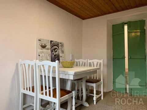 Located on the busiest street in the center of Aljezur, this 2-storey building offers several possibilities of return on investment. Upstairs, we find a charming apartment with 3 bed-rooms, 1 bathroom, lounge and kitchen. On this floor we have beauti...