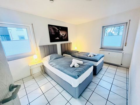 Willkommen in unserem gemütlichen Apartment in 76661 Philippsburg! Diese gut ausgestattete Unterkunft bietet zwei Einzelbetten für eine erholsame Nachtruhe im Schlafzimmer und zwei Einzelbetten im Wohnzimmer. Das Badezimmer verfügt über eine Waschmas...