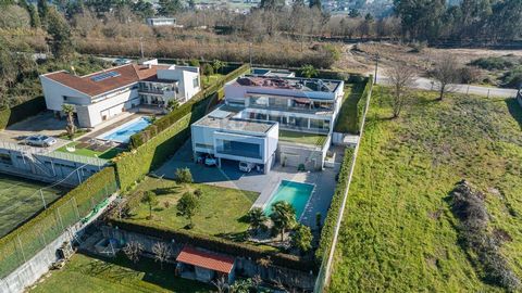 Description Luxury 4 bedroom villa in Guimarães A luxury 4 bedroom villa with swimming pool, a vast garden and football field, located in a quiet and easily accessible area, which allows residents to live in a pleasant and safe space, providing them ...