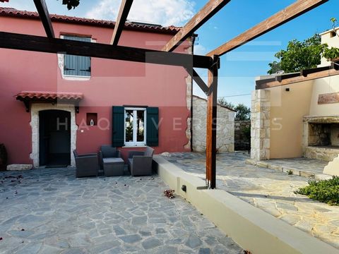 Cette belle villa en pierre à vendre à Akrotiri, La Canée en Crète, est située dans le paisible village balnéaire de Tersanas. Construite sur un terrain de 735 m², cette maison possède 130 m² de surface habitable, qui comprend 2 chambres et 2 salles ...