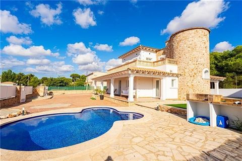 Detached villa on a plot of approximately 830m2 with private pool. This villa has an area of approximately 209m2 distributed over 2 floors, large living room with fireplace, fitted kitchen, 3 bedrooms, 3 bathrooms (2 en suite), parquet floors, lacque...