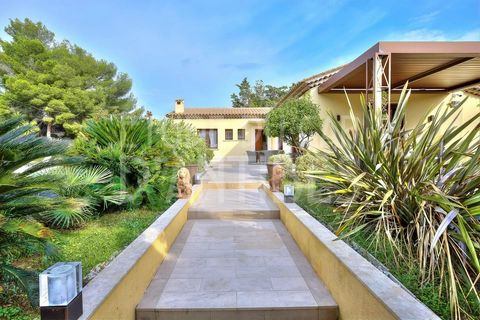 Cap d'Antibes Garoupe, a few steps from the beaches, beautiful renovated villa of more than 220sqm. Beautiful living room with fitted kitchen opening onto 2 large shaded terraces. 3 bedrooms each with its own bathroom. On the second level, another la...
