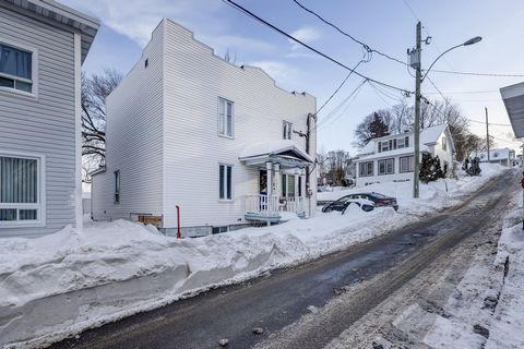 Duplex ideally located near the Lévis hospital and the river, offering a 5 and a half on the ground floor and a 4 and a half on the first floor. Privileged location with potential for optimization. Although the accommodations are in need of restorati...