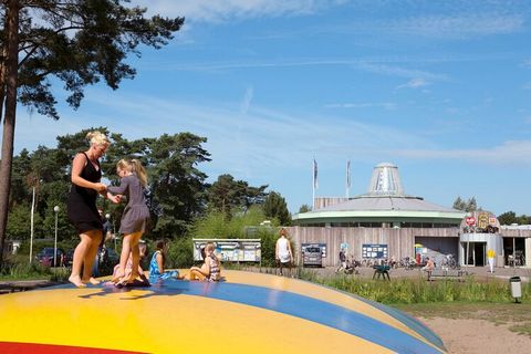 Deze vrijstaande tentlodge staat op vakantiepark Resort Zilverstrand in de Antwerpse Kempen, net over de grens bij Eindhoven (37 km.). Het ligt 6 km. van het plaatsje Mol, 60 km. ten oosten van Antwerpen. De tentlodge, die u bereikt via enkele traptr...