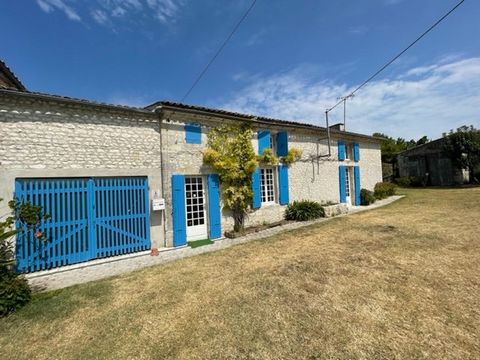Charente-Maritime, Maison Charentaise, Royan Sud, this house is located in the town of Meschers, 2.5 km from the beaches, shops and the town center. This typical house of 184 m2 of living space, made of stones, has on the ground ground floor of a spa...
