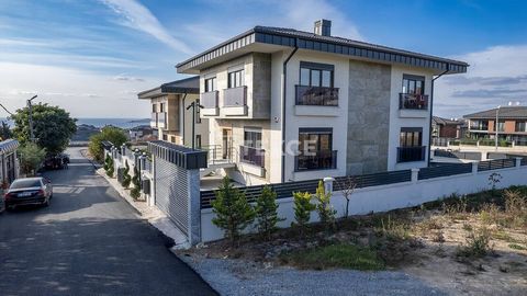 Villa Avec Piscine Couverte à Istanbul Beylikdüzü La villa individuelle est située dans le district de Beylikdüzü d'Istanbul. Beylikdüzü est devenu un espace de vie important avec une plus-value croissante depuis la construction d'une nouvelle marina...